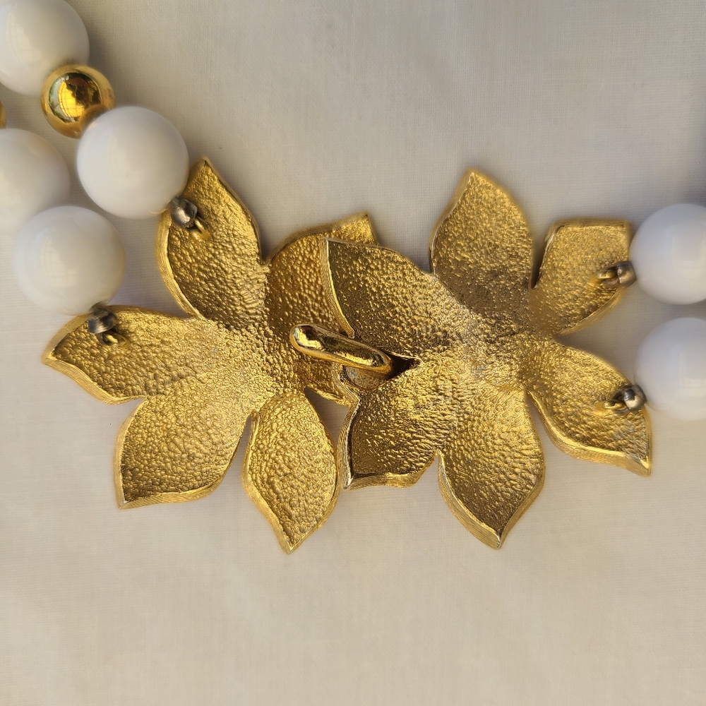 White & gold bead necklace with 2 peach enamel flowers with gold colored backing - Picture 5 of 9